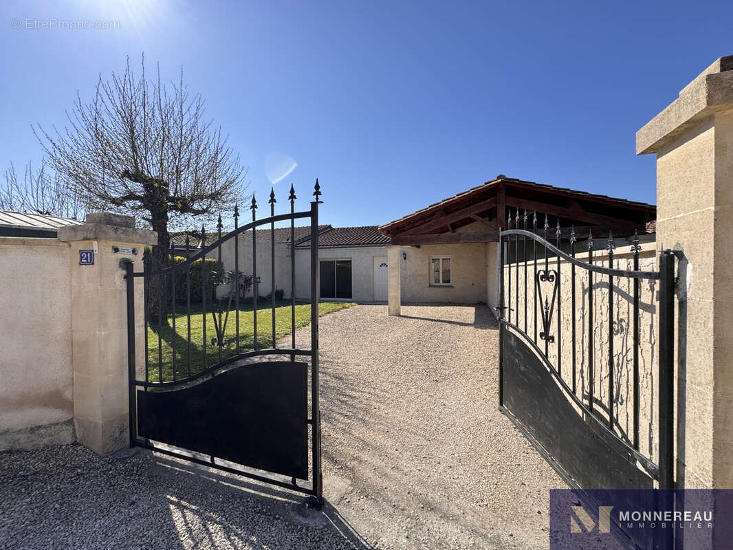 Maison à BARBEZIEUX-SAINT-HILAIRE