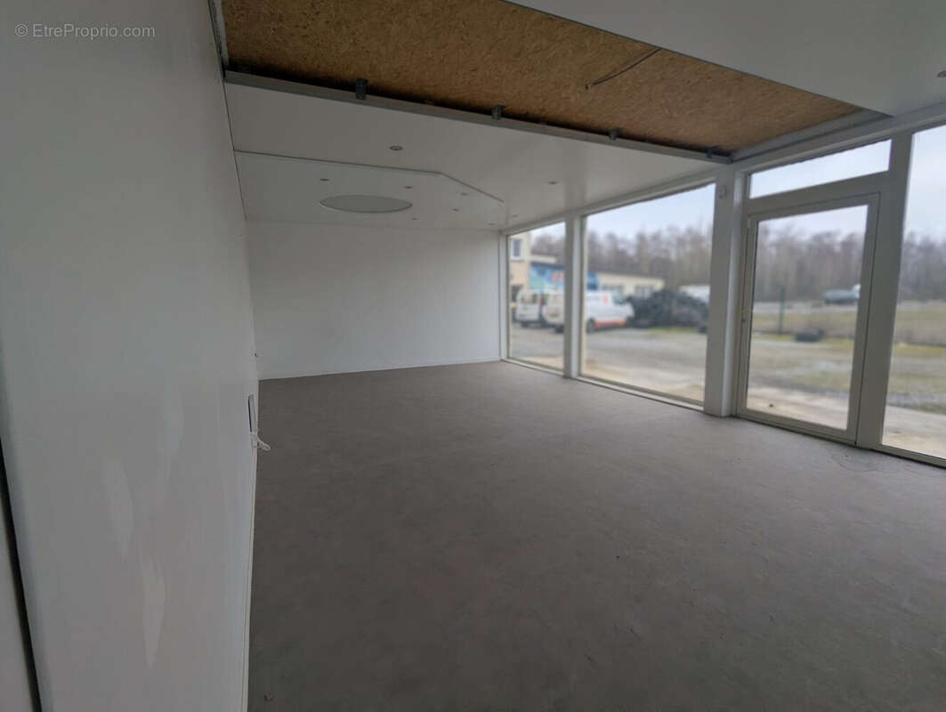 Commerce à WADELINCOURT