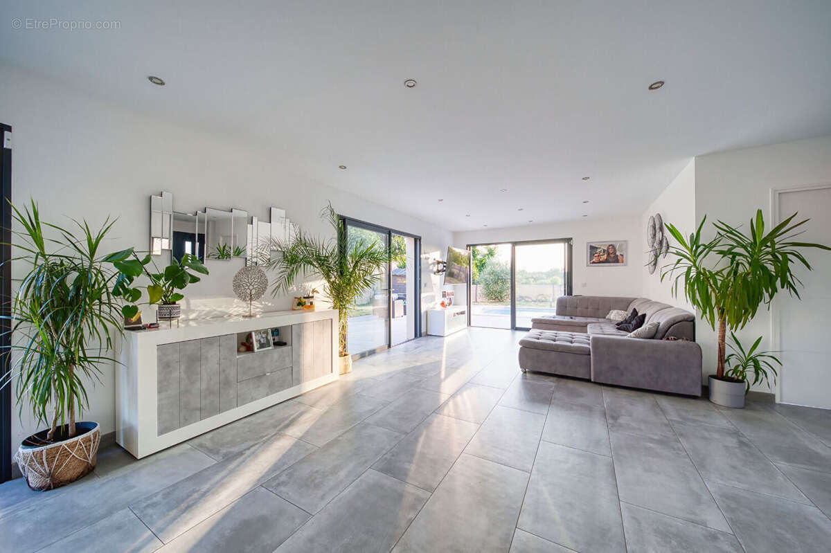 Espace et lumière : Découvrez cette maison récente de 150m² avec piscine. - photo 5