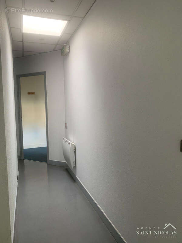 MEULAN CENTRE Bel emplacement pour cet immeuble de 178 m2 comprenant 7 bureaux, salle de réunion et archives. - photo 8