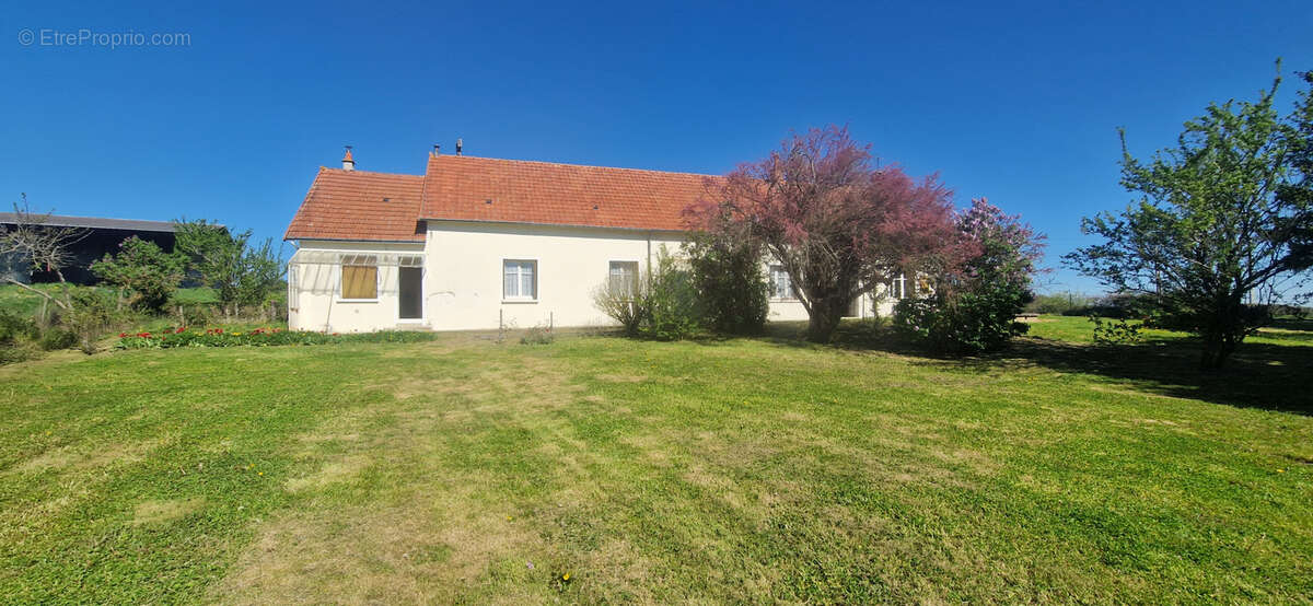 Corps de ferme sur 1,8 hectares ! - photo 2