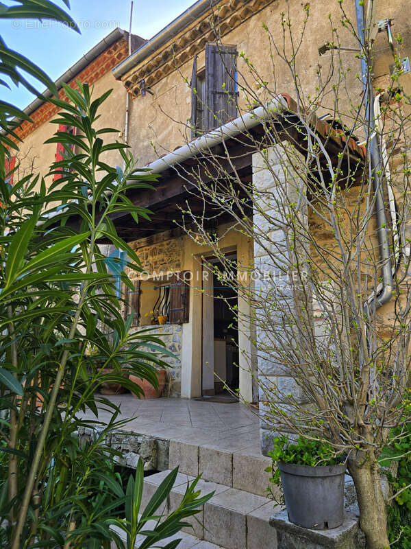 À VENDRE   Charmante maison de village rénovée de 115 m2 avec extérieur et parking privé - photo 2