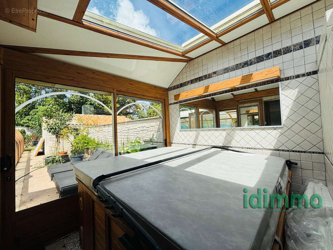Magnifique ensemble immobilier de 350 m2, avec 2 logements , dans un lieu recherche, avec piscine sur un terra - photo 5