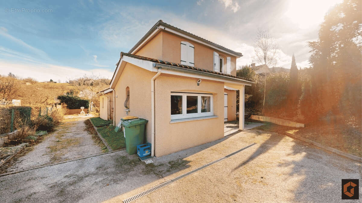Maison à LE CHAMBON-FEUGEROLLES