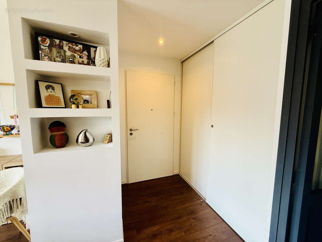 Dernier étage, superbe T3 traversant de 65 m2 avec grande terrasse, parking et cave, à seulement 10 minutes de - photo 6