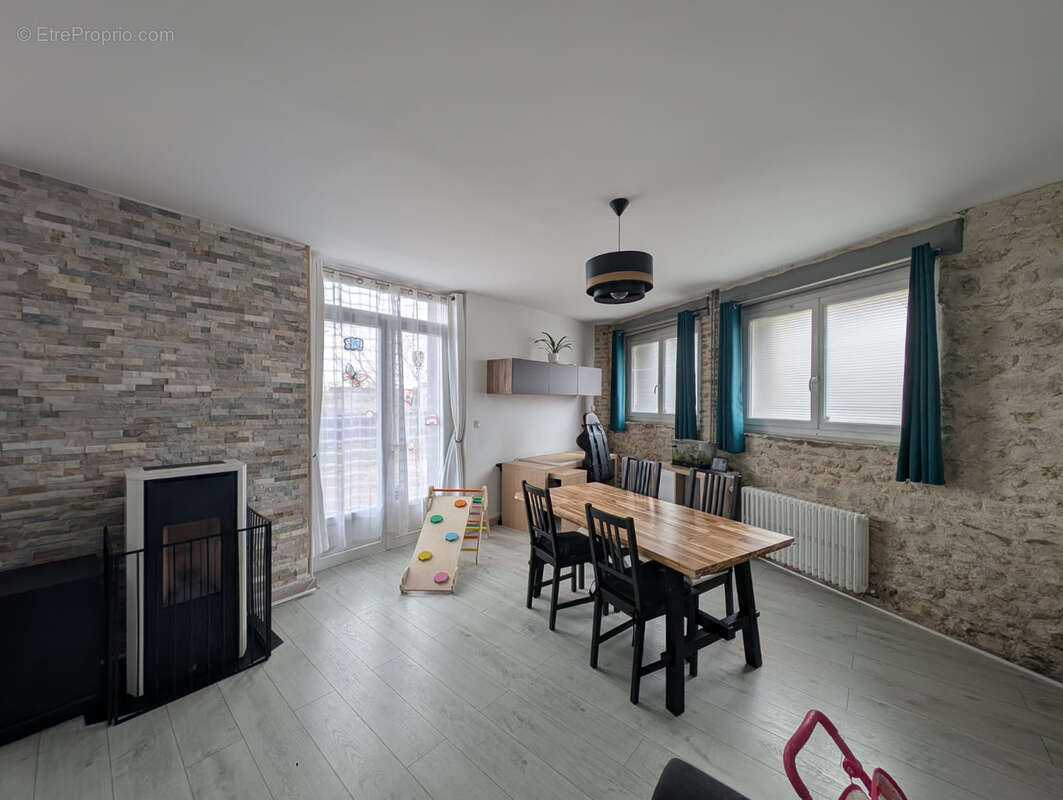 Maison à D'HUISON-LONGUEVILLE