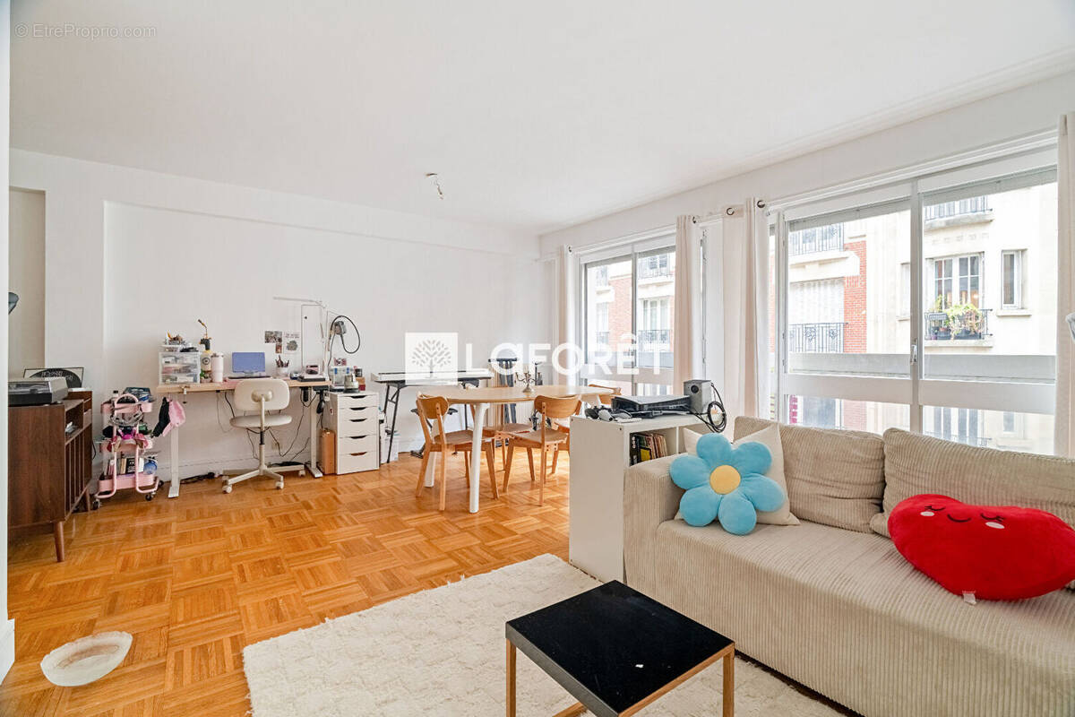 Appartement à PARIS-16E