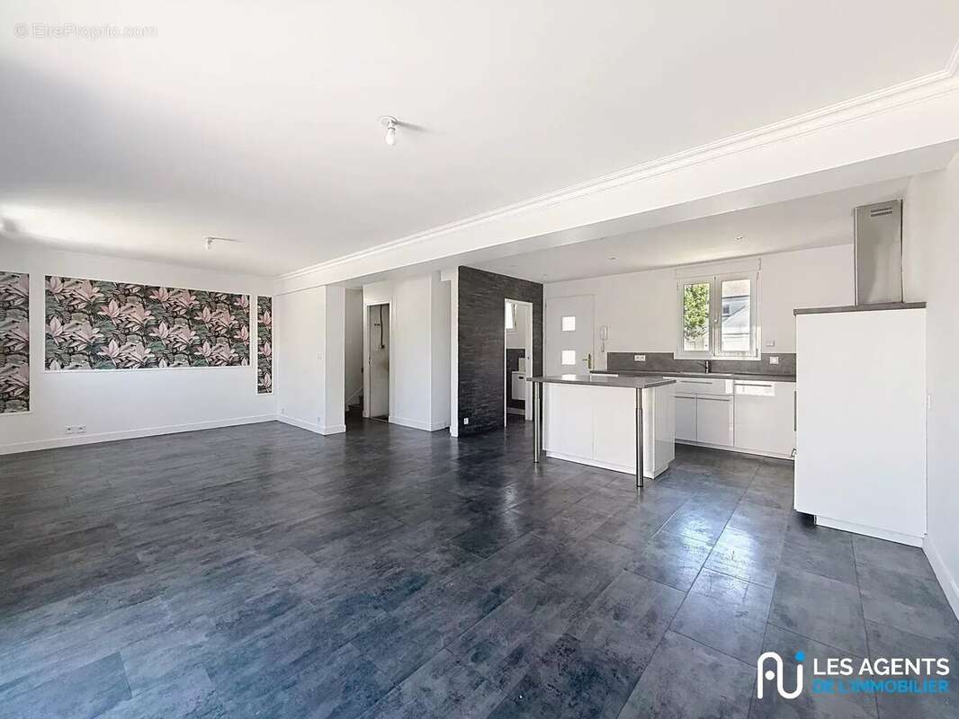 Maison 103 m² à Saint-Jean-De-La-Ruelle  - photo 3