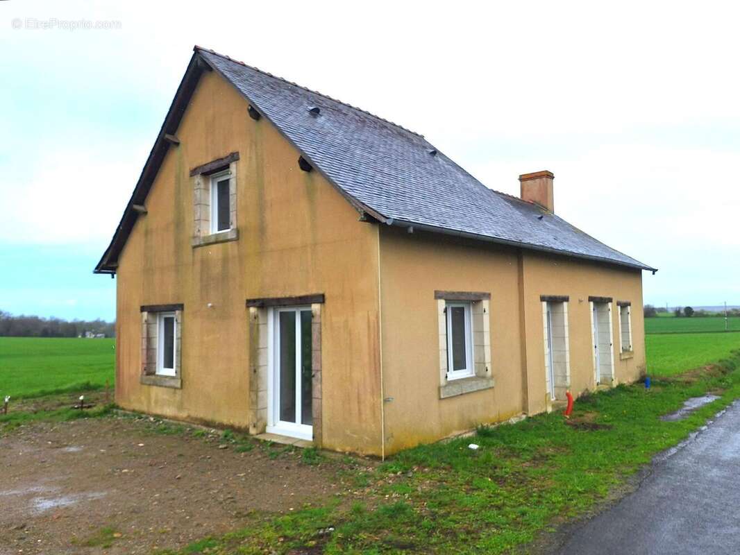Maison à COMBREE