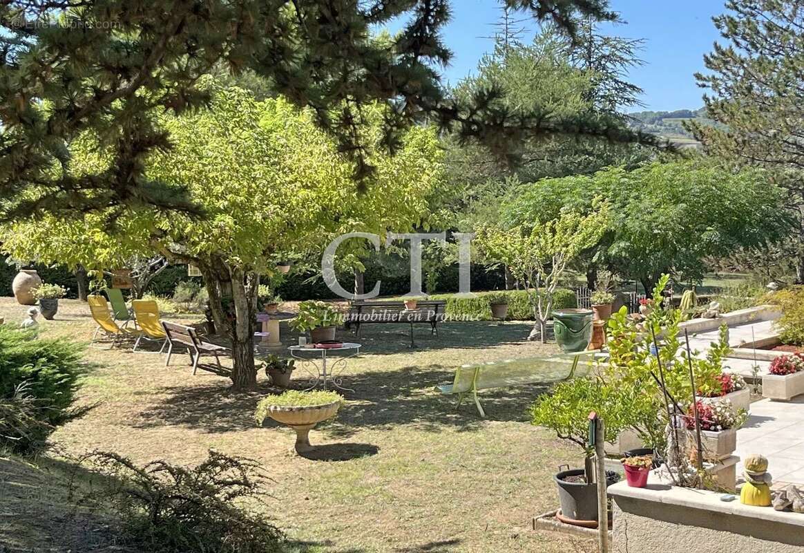 Charmante villa de plain-pied avec beau terrain arboré et clos de 2 627 m² - photo 6