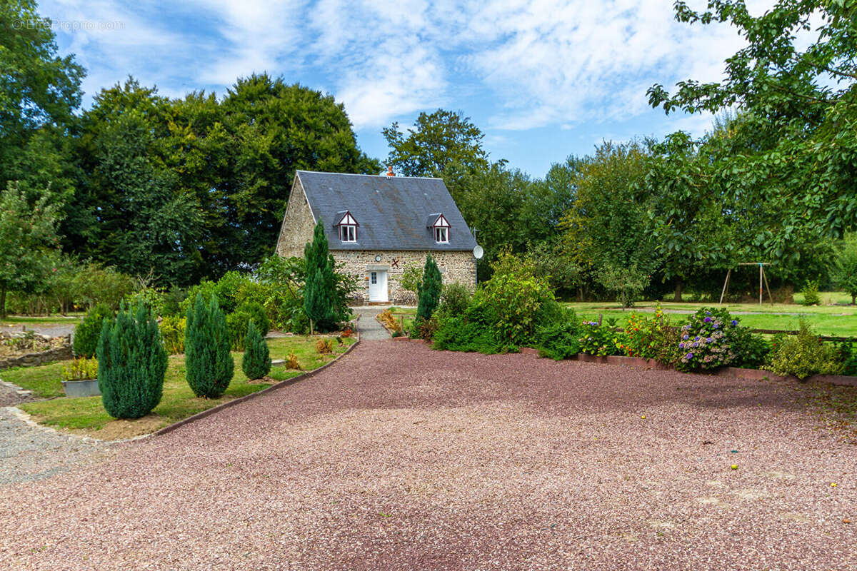 Maison à SAINT-QUENTIN-LES-CHARDONNETS