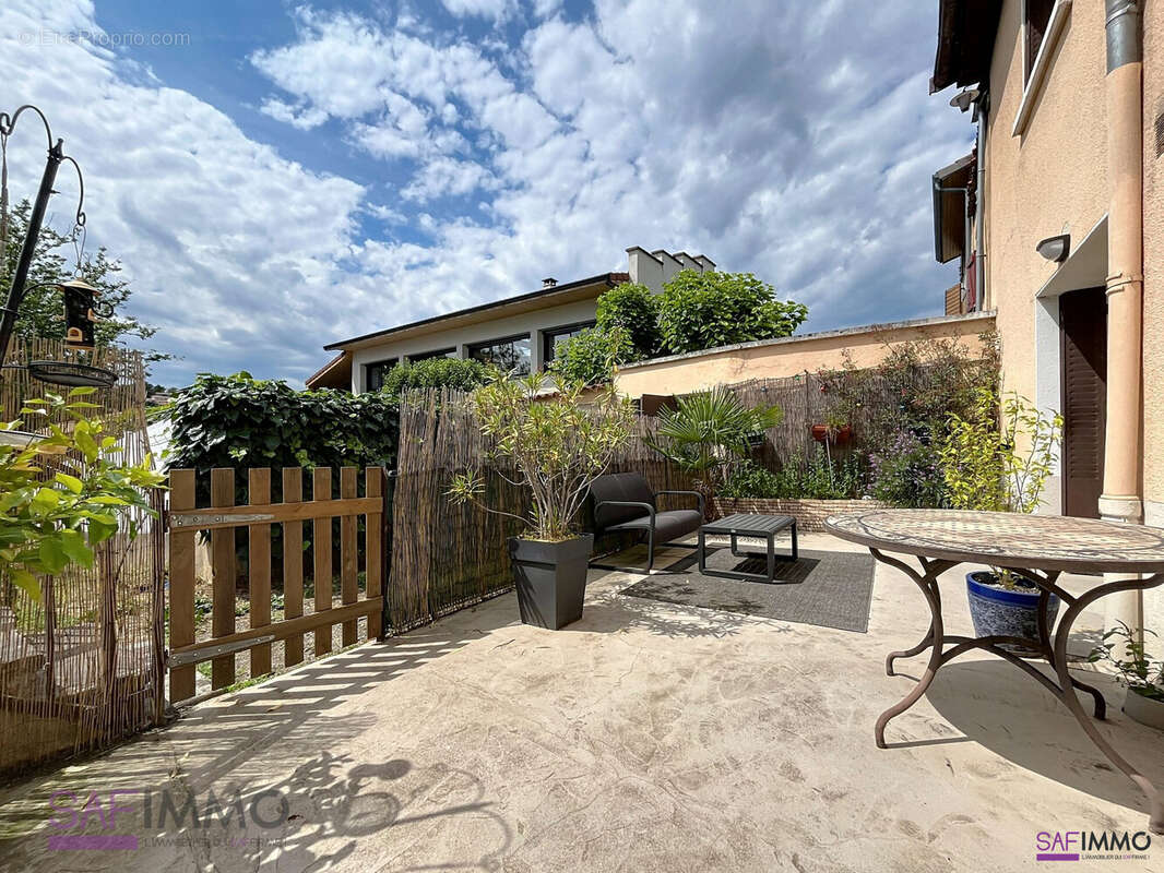 Appartement à SAINT-GENIS-LAVAL