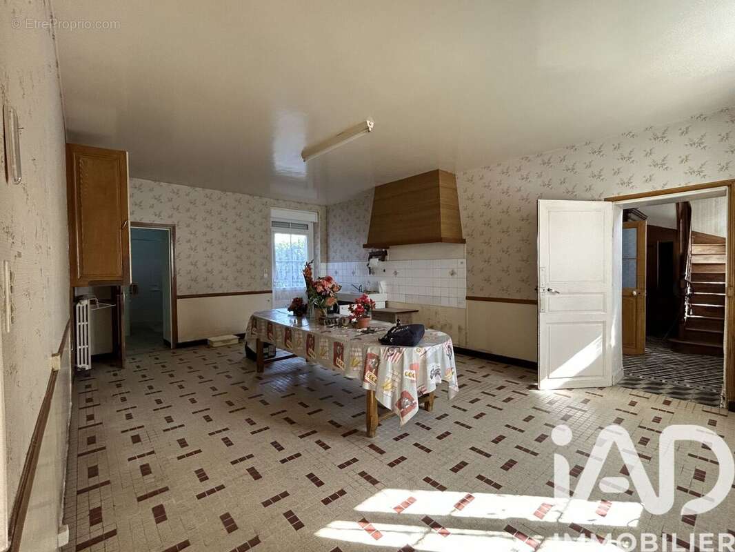 Maison 120 m² à La Tour-Saint-Gelin  - photo 9