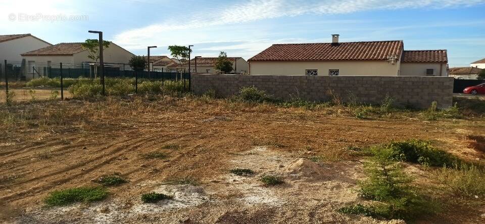 Terrain à POUZOLLES