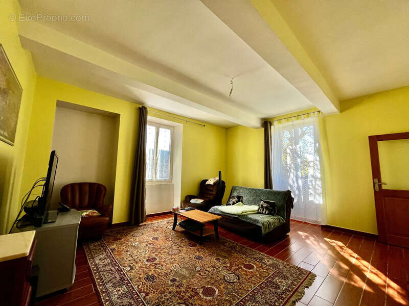 Saint-Pierre-la-Noaille (42)Grande maison de caractère de 217 m² habitables  et un potentiel d'aménagement jusqu'à 475 m² sur 3  - photo 4