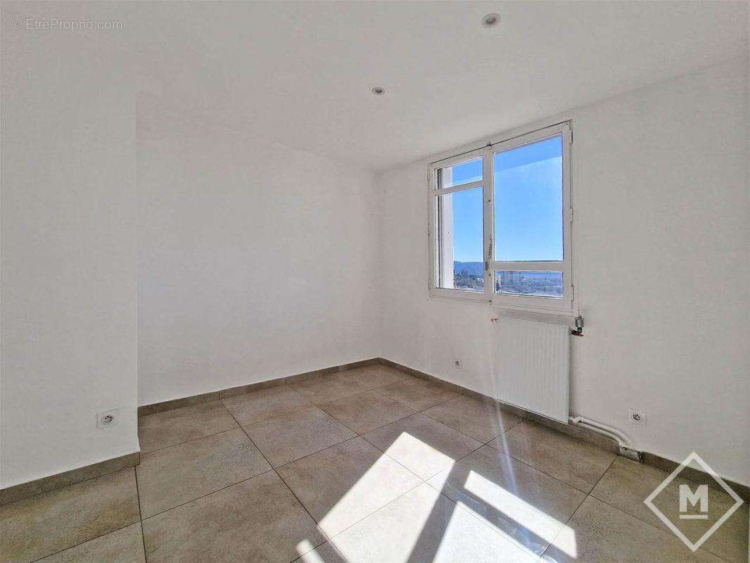 Vue Mer Dégagée et Calme : Appartement 3 Pièces à Vendre à Marseille Saint Loup - photo 11