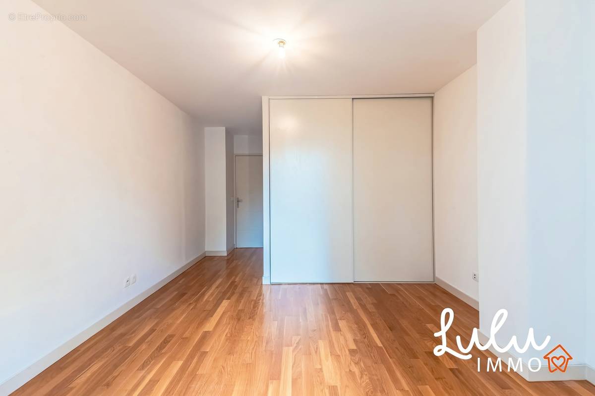 VILLEURBANNE - Appartement T2 47m2, balcon, terrasse et garage  - photo 4