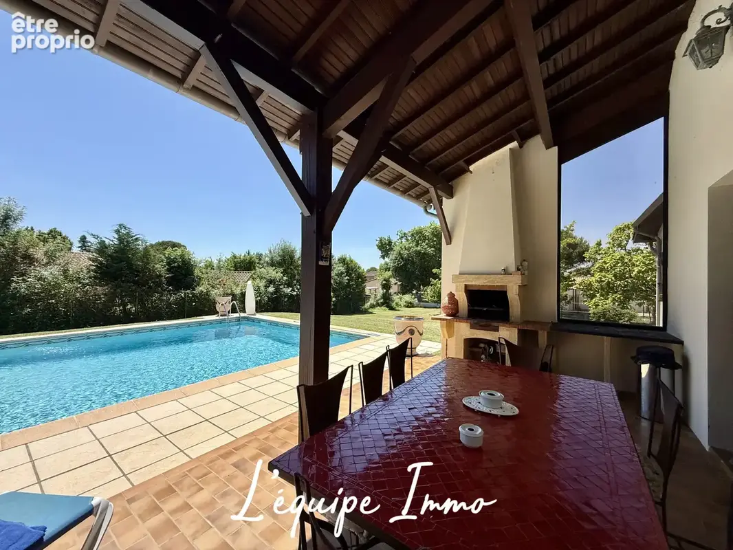 Maison d’architecte de plus de 200 m2 avec piscine sur un terrain de près de 2500 m2 - photo 3