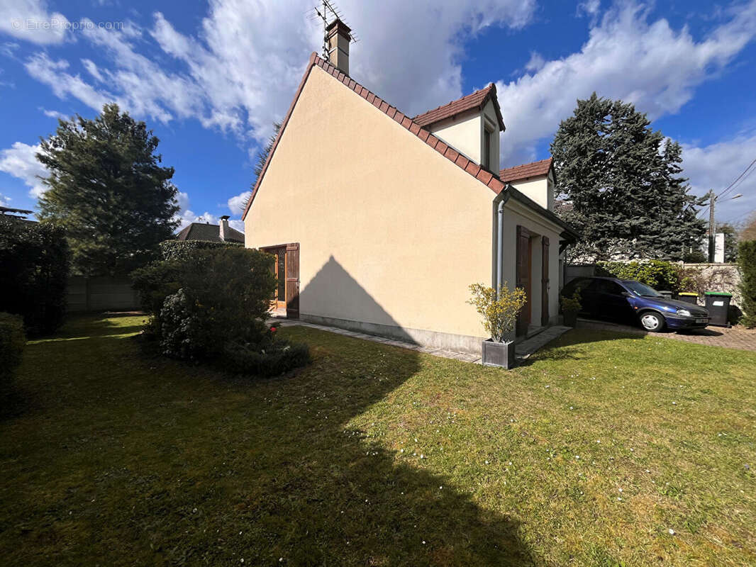 Maison à SAINTE-GENEVIEVE-DES-BOIS