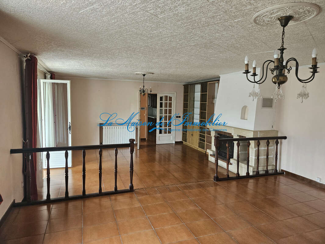 St JULIEN LES ROSIERS, maison de plein pied de type F4 avec grand garage sur 1317m2 de terrain. - photo 4