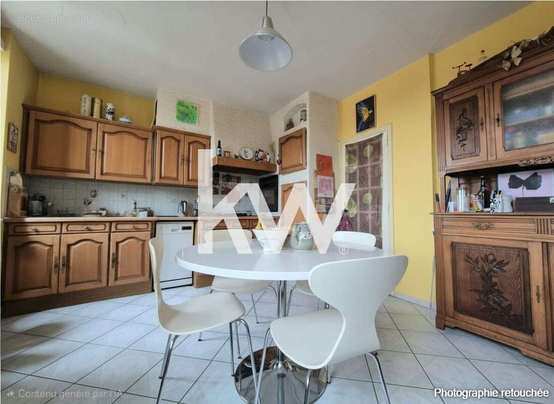 Appartement 112 m² à Le Chambon-Feugerolles  - photo 2