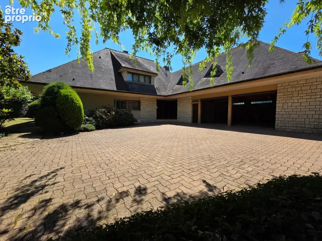  Un cadre de vie privilégié Édifiée sur un terrain de plus de 6 780 m², entièrement clos et paysager, cette propriété vous garan - photo 15