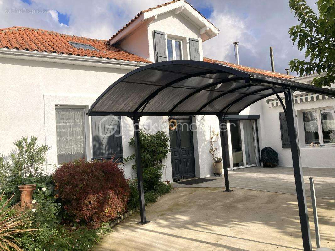 Maison à VILLECOMTAL-SUR-ARROS