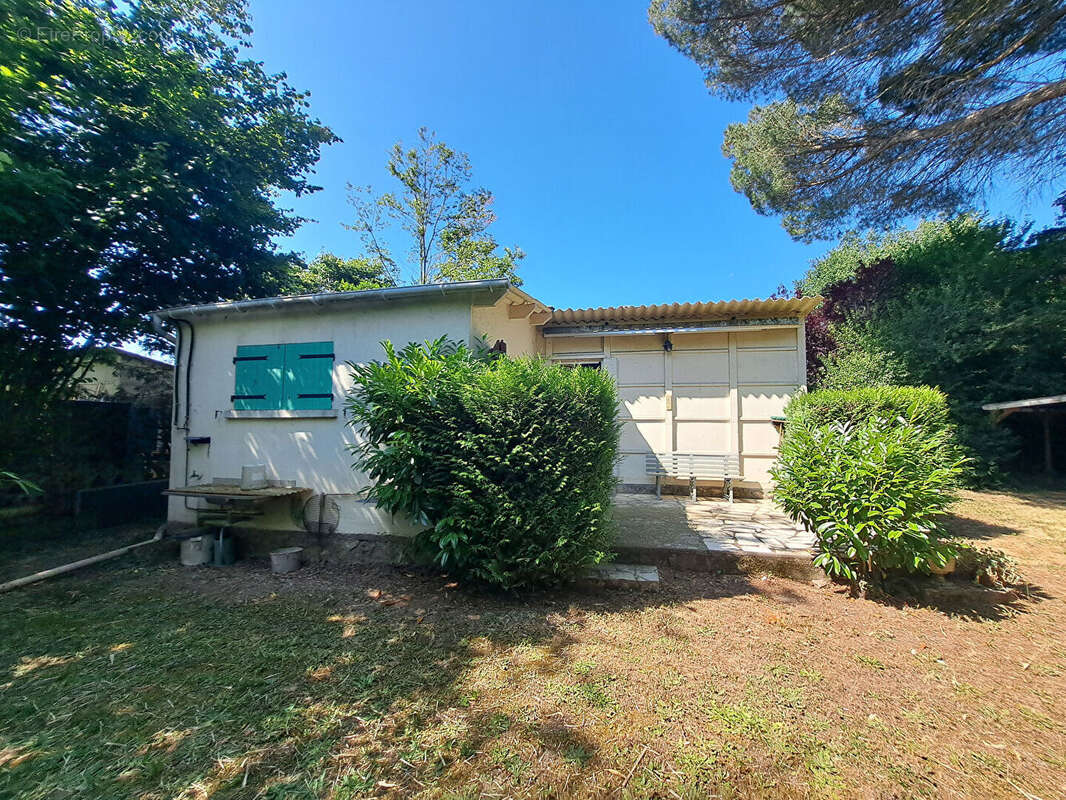 Terrain à VOUNEUIL-SUR-VIENNE