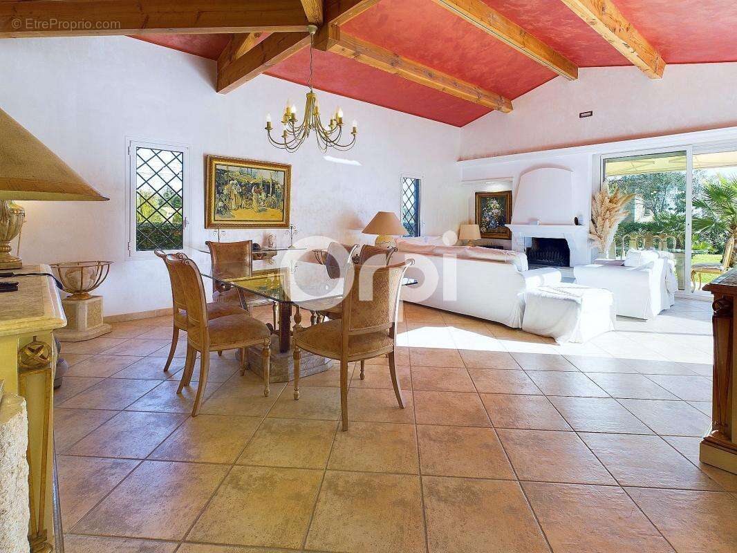 Proches commodités - piscine - double garage - domaine privée sécurisé 24/24 - photo 2