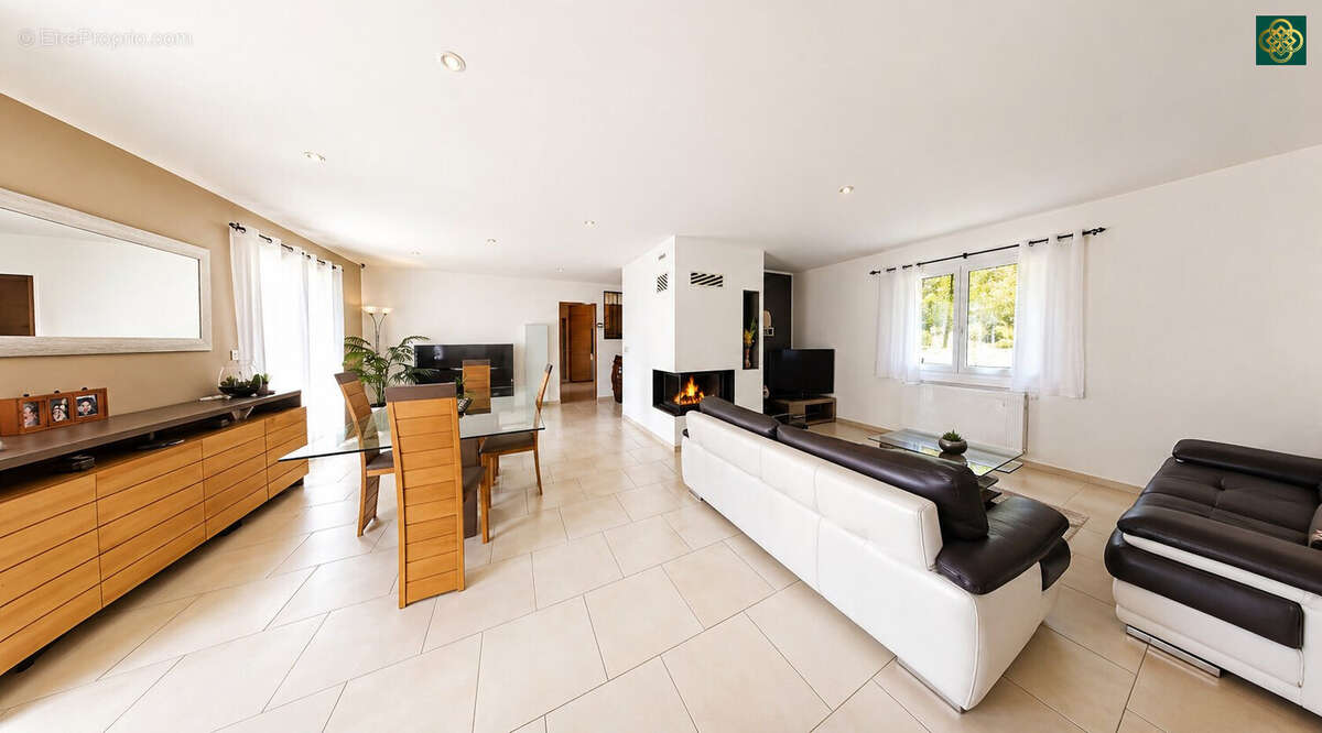 Séjour convivial articulé autour d'une cheminée centrale contemporaine - Maison à LA ROQUE-SUR-CEZE