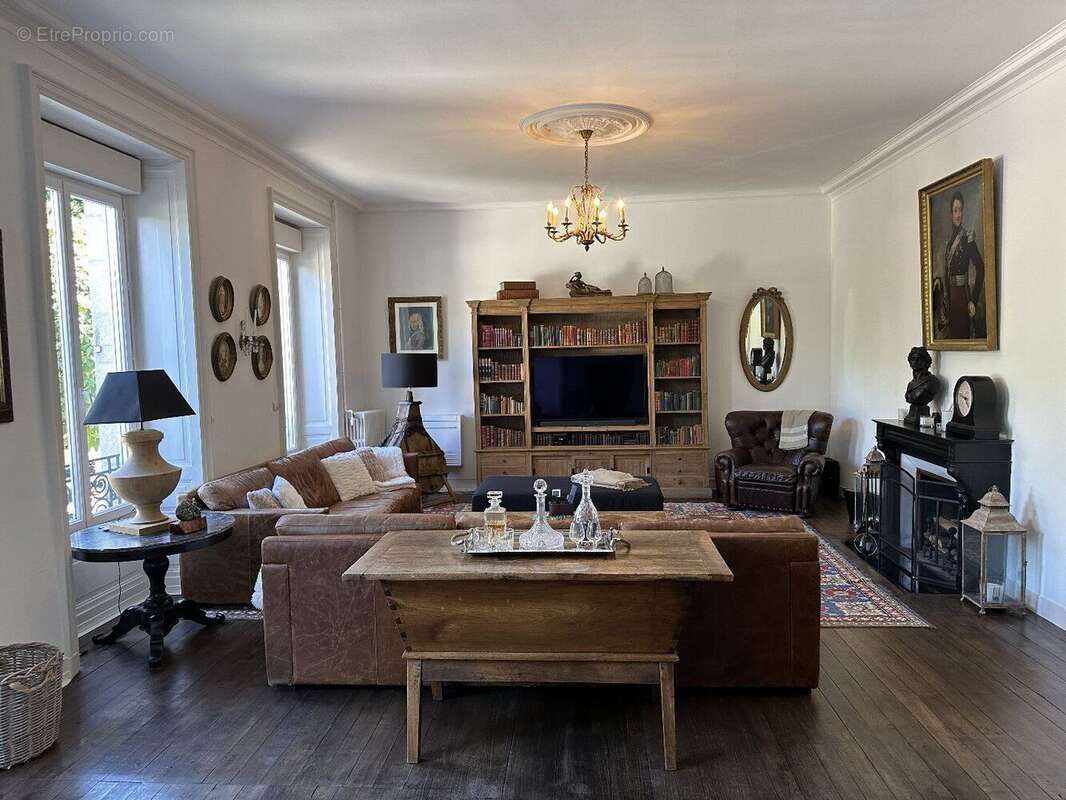Superbe château de huit chambres entièrement rénové situé dans un magnifique parc - photo 3