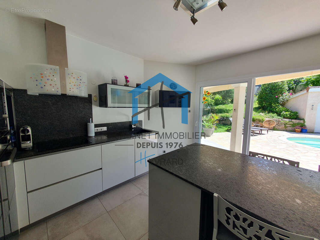 Villa d'exception de 230 m2 avec piscine et terrain de 1087 m2 - photo 6