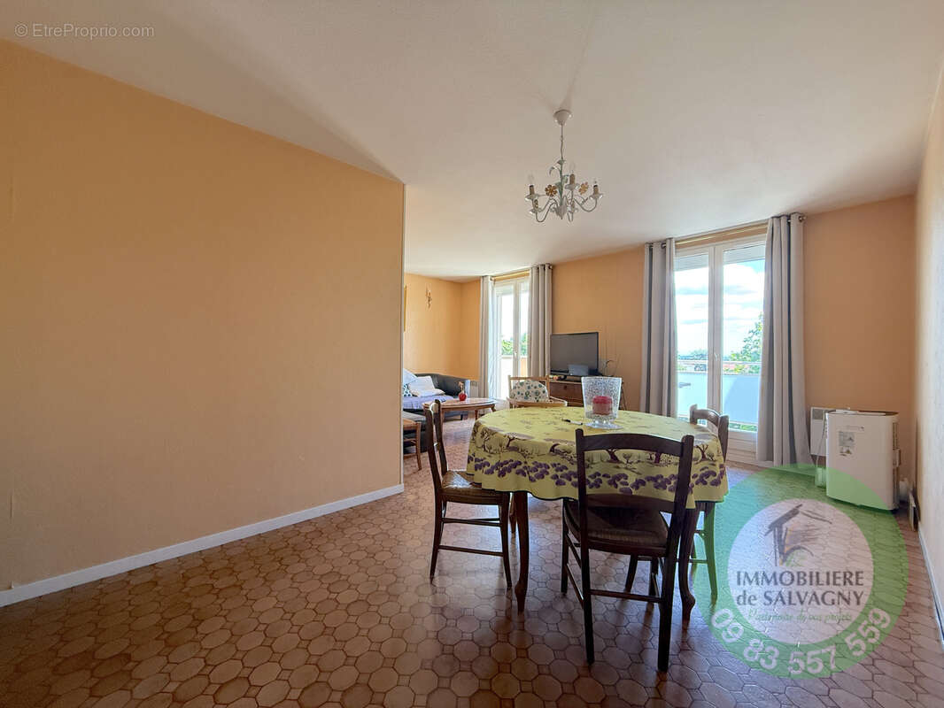 Appartement à LA TOUR-DE-SALVAGNY
