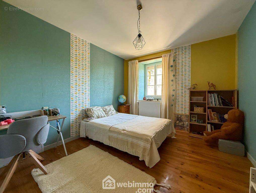 une première de 12 m² avec placard, - Maison à POUZAUGES