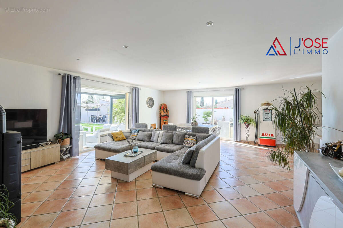 Pièce de vie spacieuse et conviviale - Maison à POURRIERES