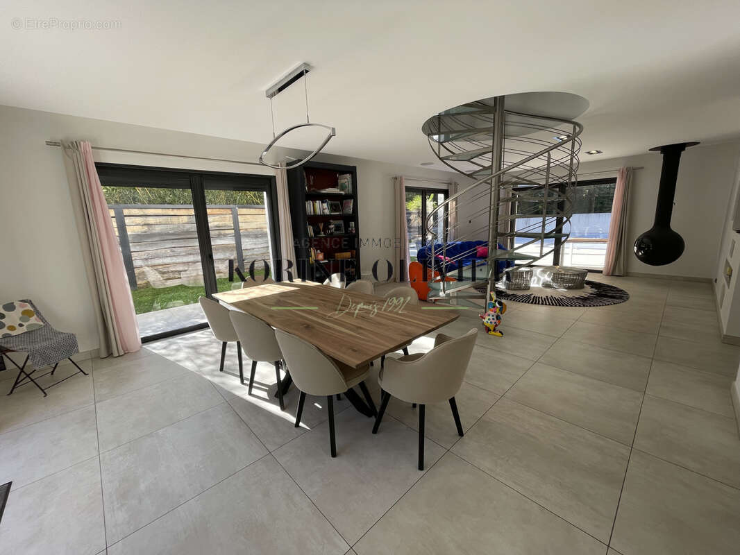 Maison à VENTABREN