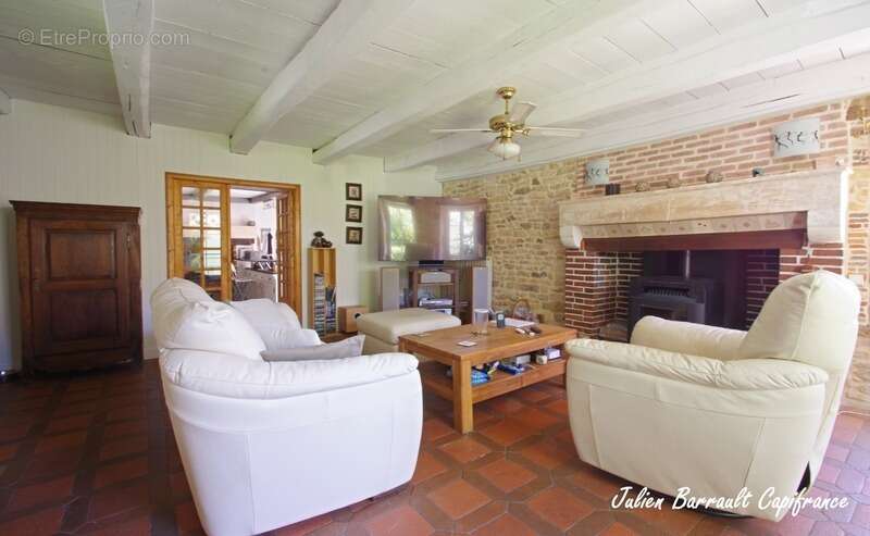 Maison en pierre de 186,64 m² avec 3 chambres rénovée en 1999 sur un terrain de 413 m² - photo 3