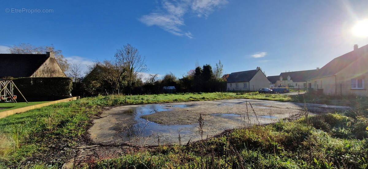 Terrain à SAINT-JEAN-DE-DAYE