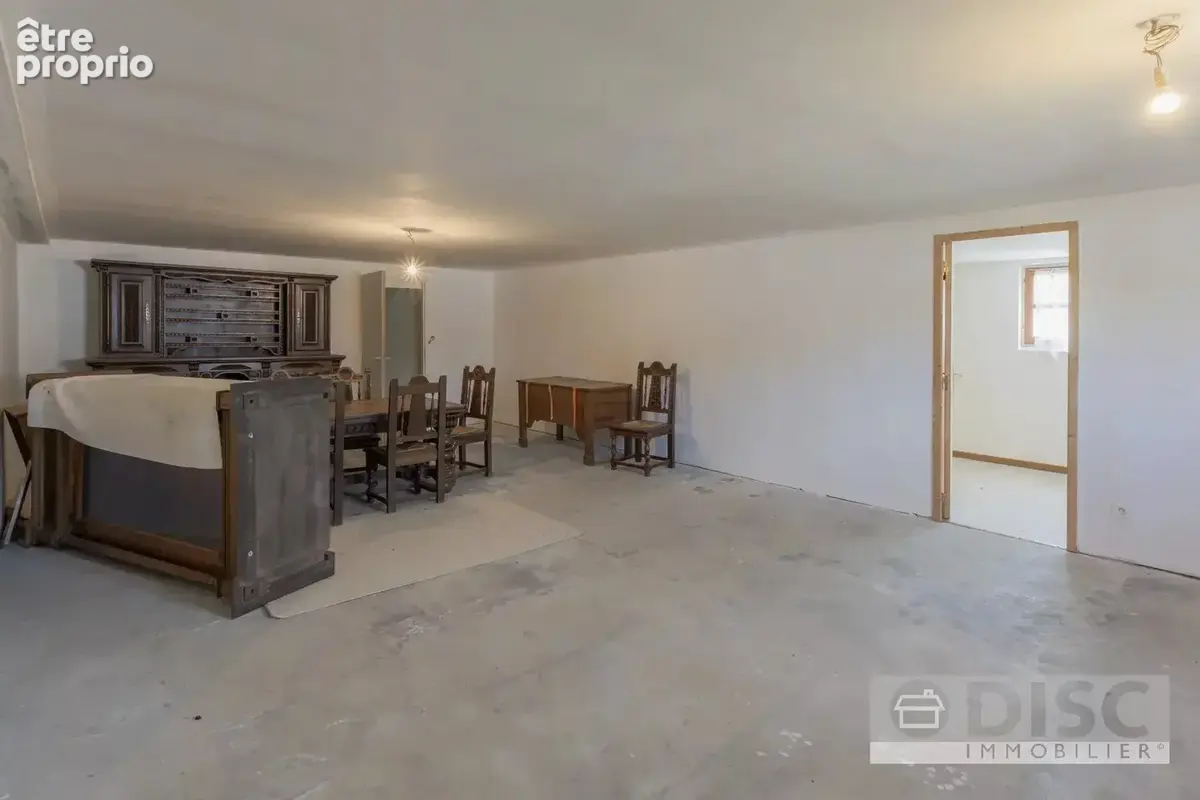 Vaste propriété de plus de 500 m² avec jardin clos et nombreuses possibilités. - photo 19