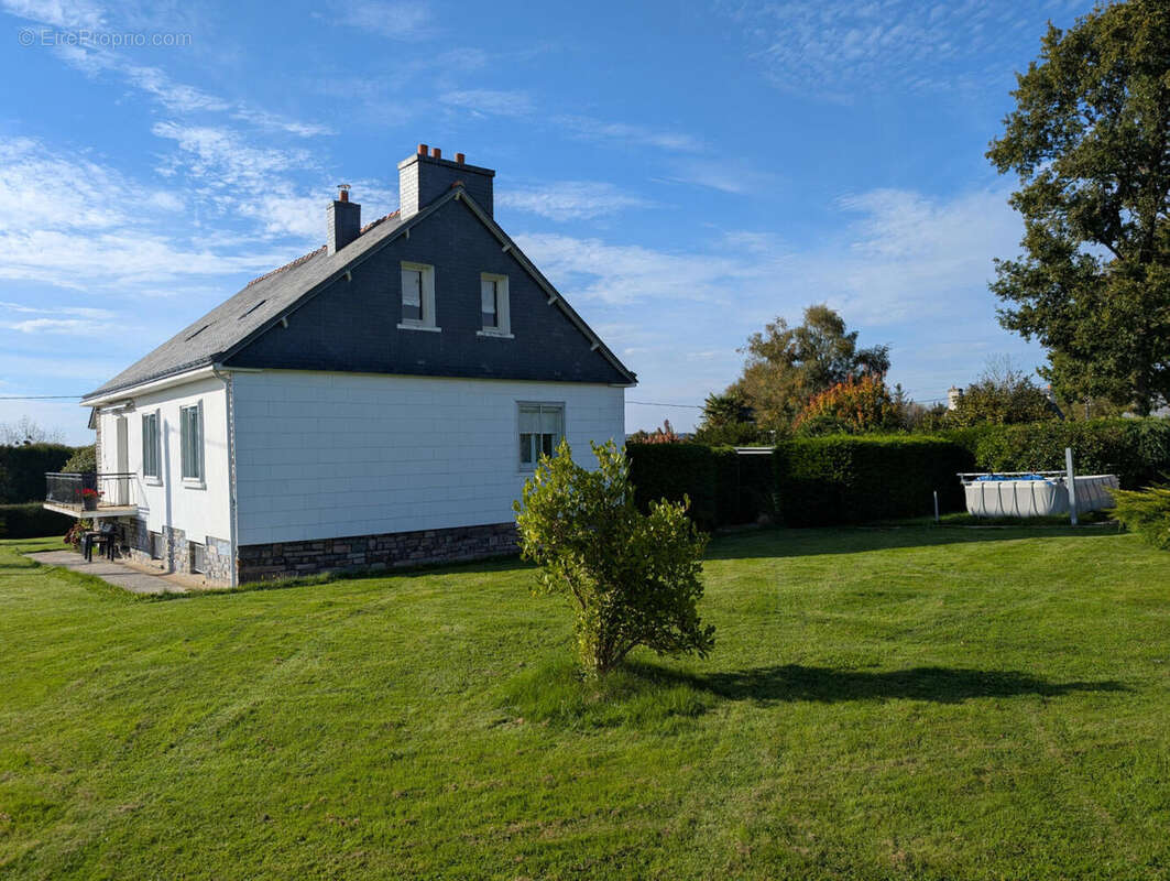 Terrain avec piscine - Maison à PLOURAY