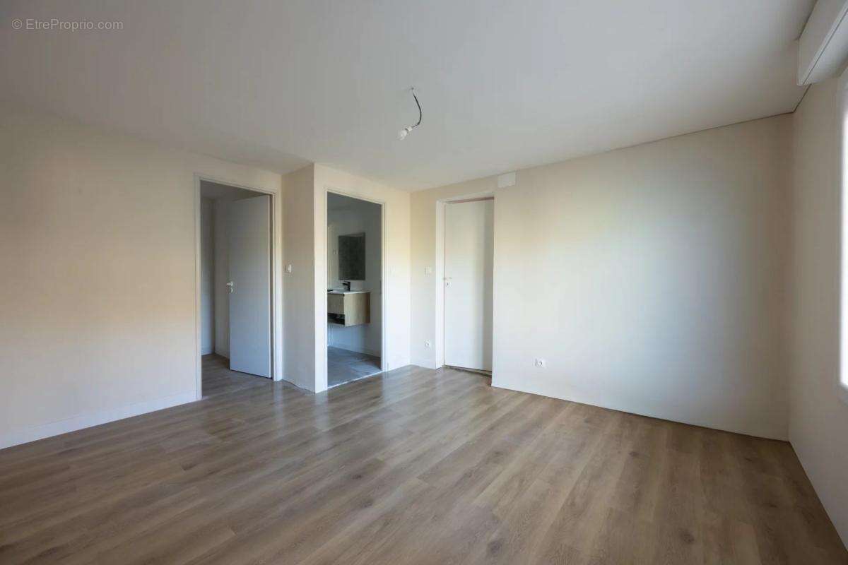 Appartement à LE PUY-SAINTE-REPARADE
