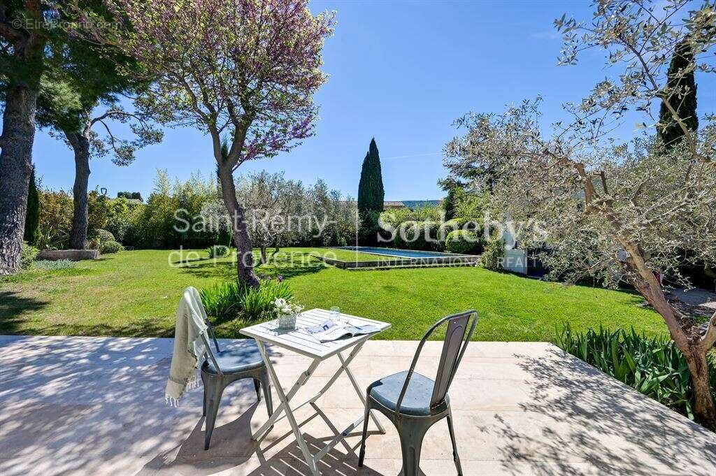 Exclusivité. Rare, Eygalières, belle maison rénovée en centre village avec jardin et piscine - photo 2