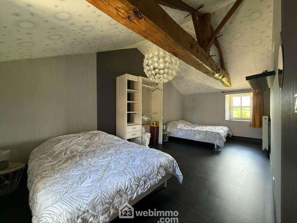 A l'étage, un espace nuit composé de 3 grandes chambres (18,17 et 16 m²), - Maison à POUZAUGES