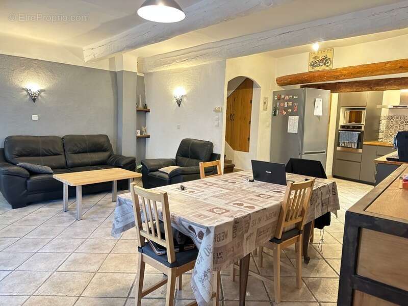 Maison de village, 5 pièces avec cour et garage VINON SUR VERDON (83) - photo 2