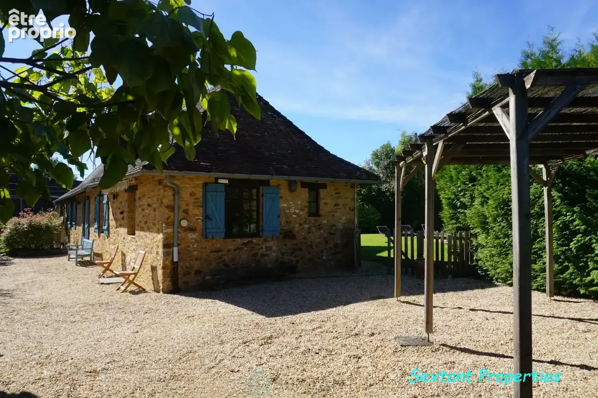 Charmant ensemble immobilier avec deux maisons et piscines au coeur du Périgord vert. - photo 2