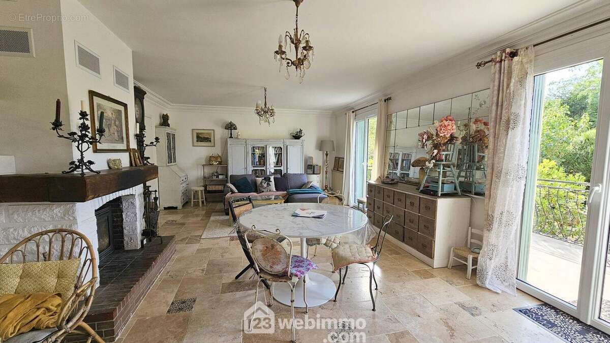 Voici une vue d'ensemble avec sa cheminée insert.