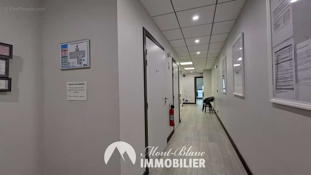 Espace commercial moderne à Sallanches - photo 5