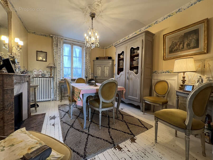 CHERISY - 10 minutes de HOUDAN - Maison Bourgeoise du XIXème siècle avec jardin et dépendances - photo 7