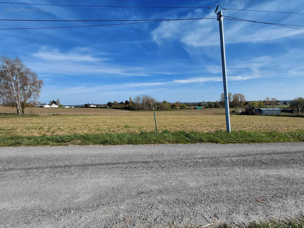 Terrain à SAINT-PRIEST-LES-FOUGERES