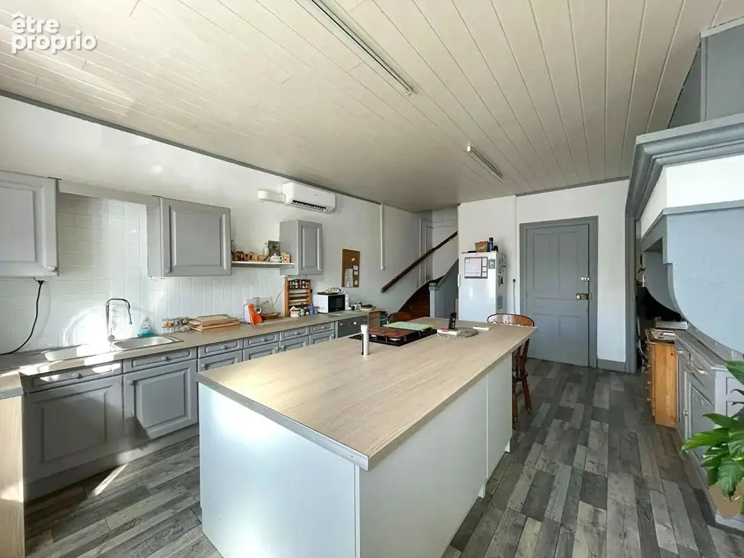 Belle maison familiale avec dépendances sur plus de 31 ares de terrain - photo 4